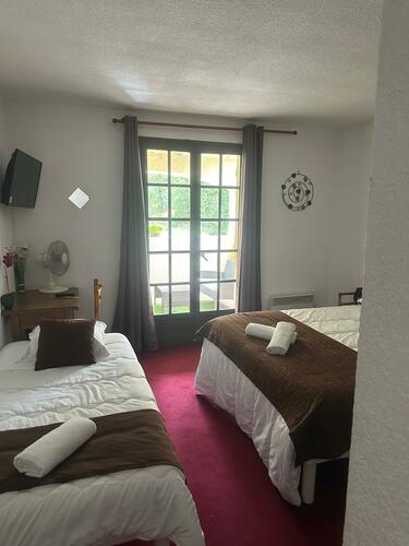 Chambre triple rénovée – Human Hotel Restaurant à Villecroze-les-Grottes