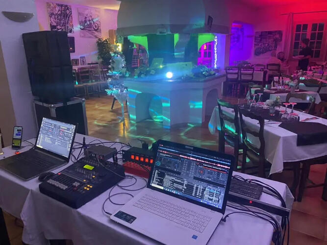 Concert live dans la salle – Human Hôtel Villecroze-les-Grottes Draguignan