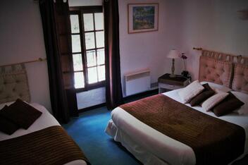 Chambre triple PMR – Human Hotel Restaurant à Villecroze-les-Grottes